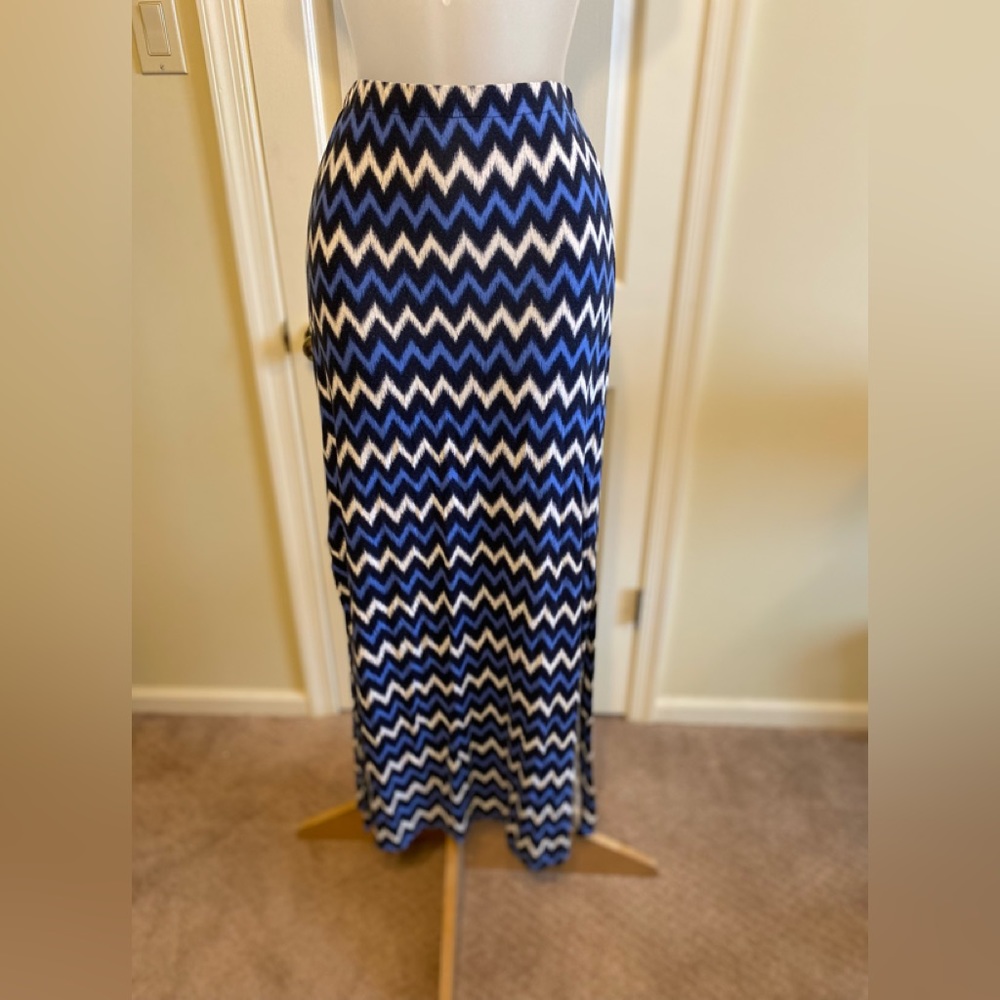 Michael Kors - Lovely chevron pattern (light blue/navy/white) maxi skirt Size: 8